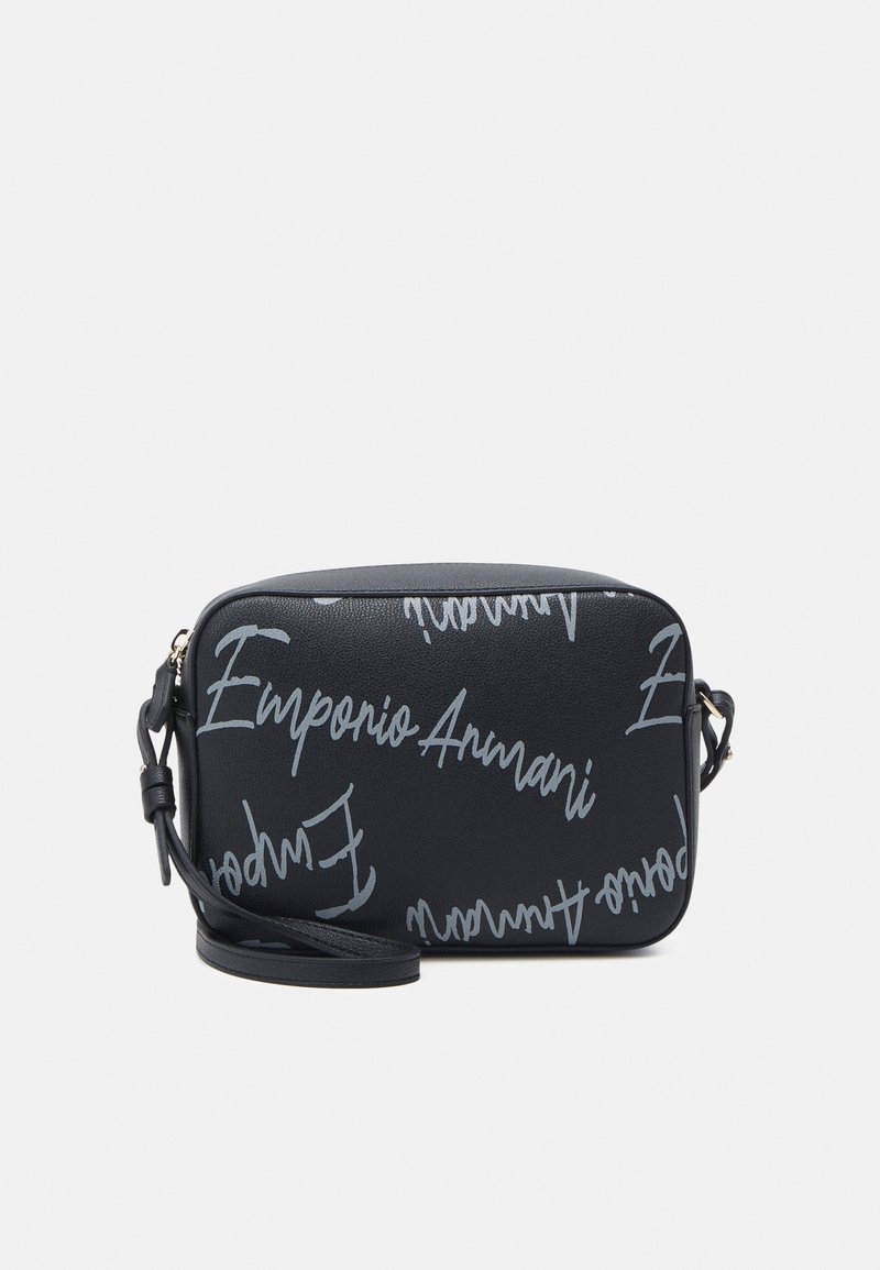 Borsa a tracolla nera rettangolare con tracolla regolabile, caratterizzata da motivi a scritta grigia "Emporio Armani" su tutta la superficie.