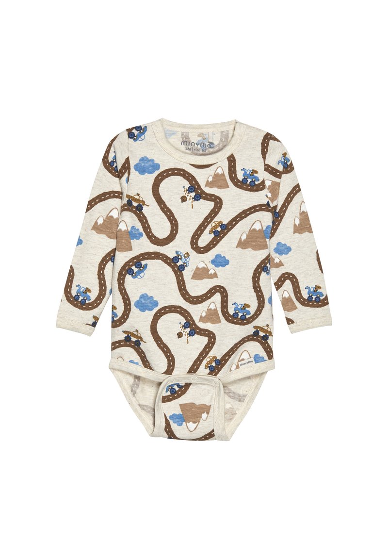 Långärmad babybody i krämfärgad tyg med ett vägmönster som har blå moln, bruna berg och tecknade traktorer. Tryckknappsstängning i botten.