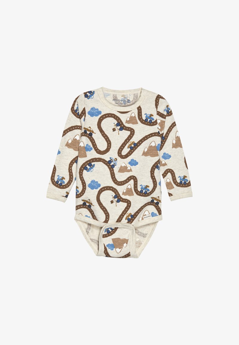 Långärmad babybody i krämfärgad tyg med ett vägmönster som har blå moln, bruna berg och tecknade traktorer. Tryckknappsstängning i botten.