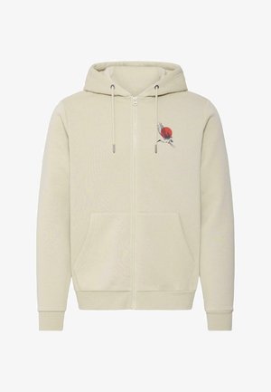 Beiger Kapuzenpullover mit Reißverschluss, Vordertaschen und einem kleinen Kranich-Design in Schwarz und Rot nahe der linken Brust.