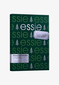 Boîte de calendrier de l'Avent verte avec le logo "essie" en vert clair, présentant des graphiques de sapins de Noël. Contient 24 produits de manucure et de soins.