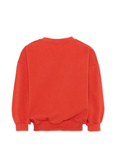 Sweat-shirt rouge à manches longues avec poignets, ourlet et encolure ronde côtelés, vu de dos sur un fond blanc.