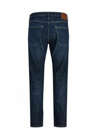 Tmavomodré riflové nohavice zobrazené zozadu s dvoma zadnými vreckami a hnedou koženou nášivkou na páse.