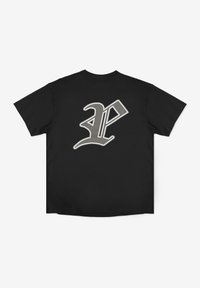 Czarna koszulka z dużym, srebrnym logotypem graficznym na plecach. Krótkie rękawy, klasyczny fason, wykonana z miękkiego materiału bawełnianego.