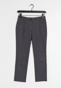 Grijze broek met een gladde textuur, rechte pasvorm, voorzakken en een enkele knoopsluiting. Hangt aan een zwarte haak tegen een witte achtergrond.