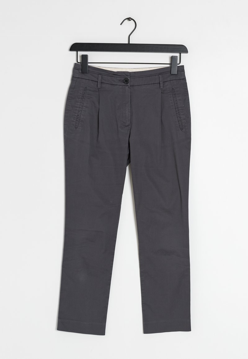 Grijze broek met een gladde textuur, rechte pasvorm, voorzakken en een enkele knoopsluiting. Hangt aan een zwarte haak tegen een witte achtergrond.