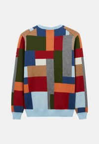 Pull en tricot avec un design patchwork multicolore comportant des carrés rouges, bleus, verts, gris et beige. Poignets et col côtelés.