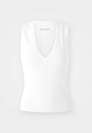 Haut sans manches blanc avec un décolleté en V, fabriqué en tissu côtelé. Présente un design ajusté et l'étiquette "WE THE FREE" à l'intérieur.