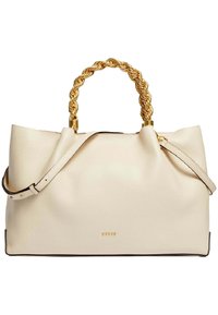 Sac à main en cuir crème avec une poignée tressée ton or, une forme structurée, un bord contrastant foncé et une bandoulière ajustable.