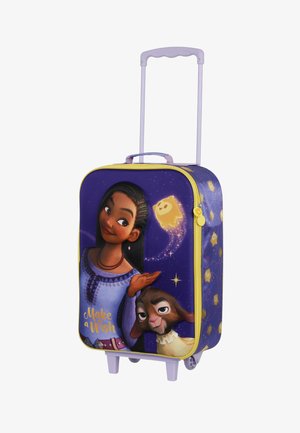 Maleta de ruedas con fondo morado, que presenta una gráfica de una niña y un animal. Cierre y detalles en amarillo, asa resistente y ruedas.