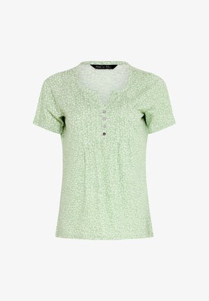 Lichtgroene blouse met korte mouwen en een klein wit bloemenpatroon, ronde hals met een V-split, vier knopen aan de voorkant en verticale plooien.