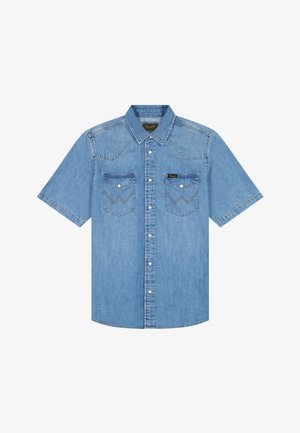 Chemise en denim bleu clair à manches courtes, avec fermeture à boutons sur le devant, deux poches poitrine à rabats et détail "W" cousu sur les poches.