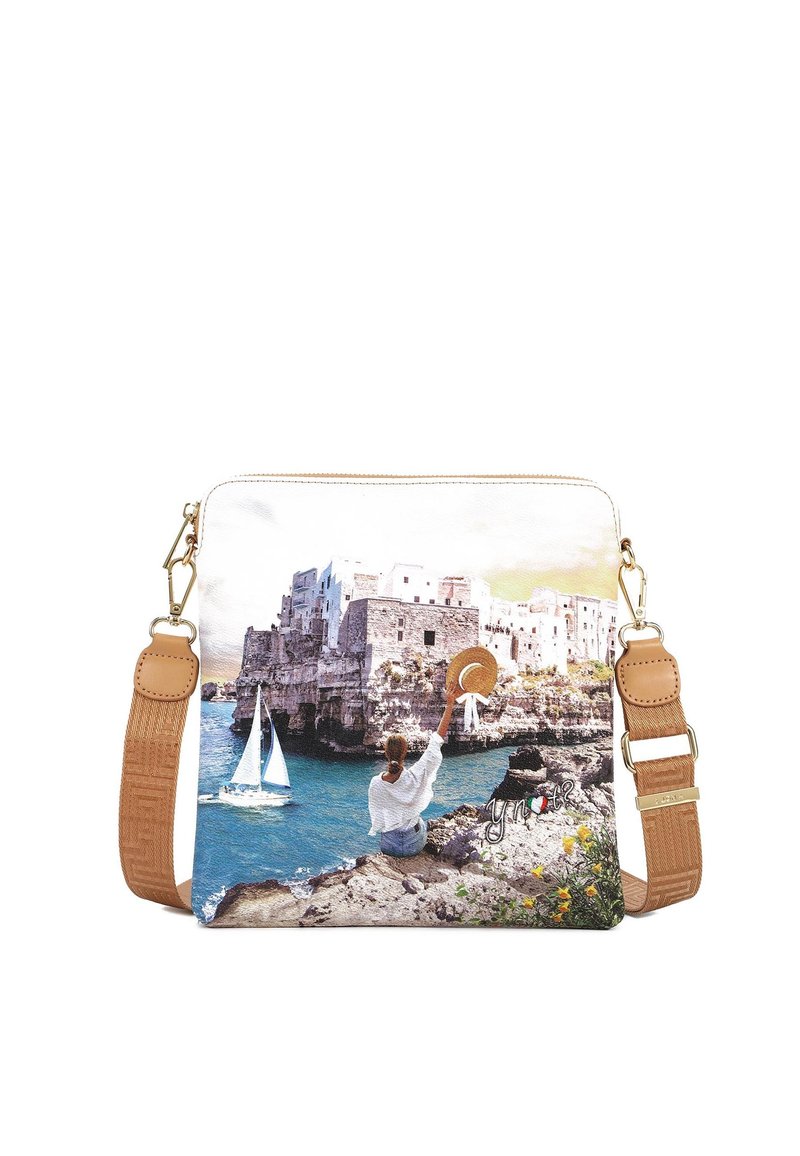 Borsa a tracolla caratterizzata da una vivace stampa marittima, materiale simile alla pelle, tracolla regolabile color nocciola e chiusura con zip decorata.