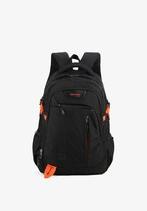 Sac à dos noir avec des accents orange, fabriqué en matériau durable. Dispose de plusieurs poches zippées et de bretelles rembourrées pour le confort.