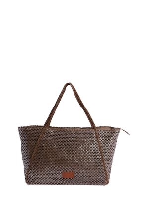 Bolso tote tejido marrón con asas dobles y cierre de cremallera, con una pequeña parche rectangular de cuero en la parte delantera.