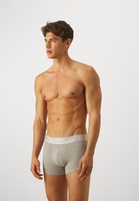 Calvin Klein Underwear TRUNK 3 PACK CKR STEEL COTTON - Chiloți boxer - olive branch/grey heather/red bud