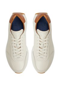 Baskets en cuir blanc avec accents marron, bout rond, design à lacets, dessus texturé et doublure intérieure bleue.