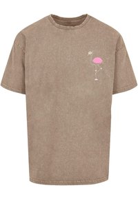 Camiseta de algodón marrón de manga corta con un gráfico minimalista de flamenco rosa en el lado izquierdo del pecho. Suave al tacto y con un ajuste casual.