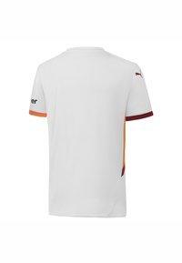 Maillot blanc à manches courtes avec des accents orange et bordeaux sur les manches. Motif texturé sur le tissu des manches, design à col rond.