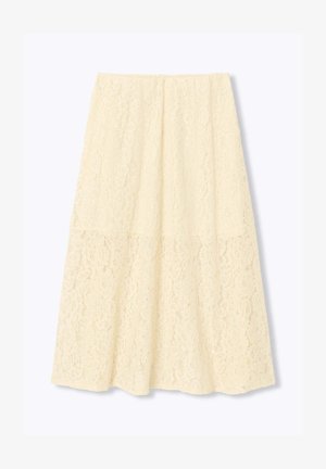 Jupe crème mi-longue en ligne A avec une superposition de dentelle florale et une ceinture lisse, présentée à plat sur un fond blanc.