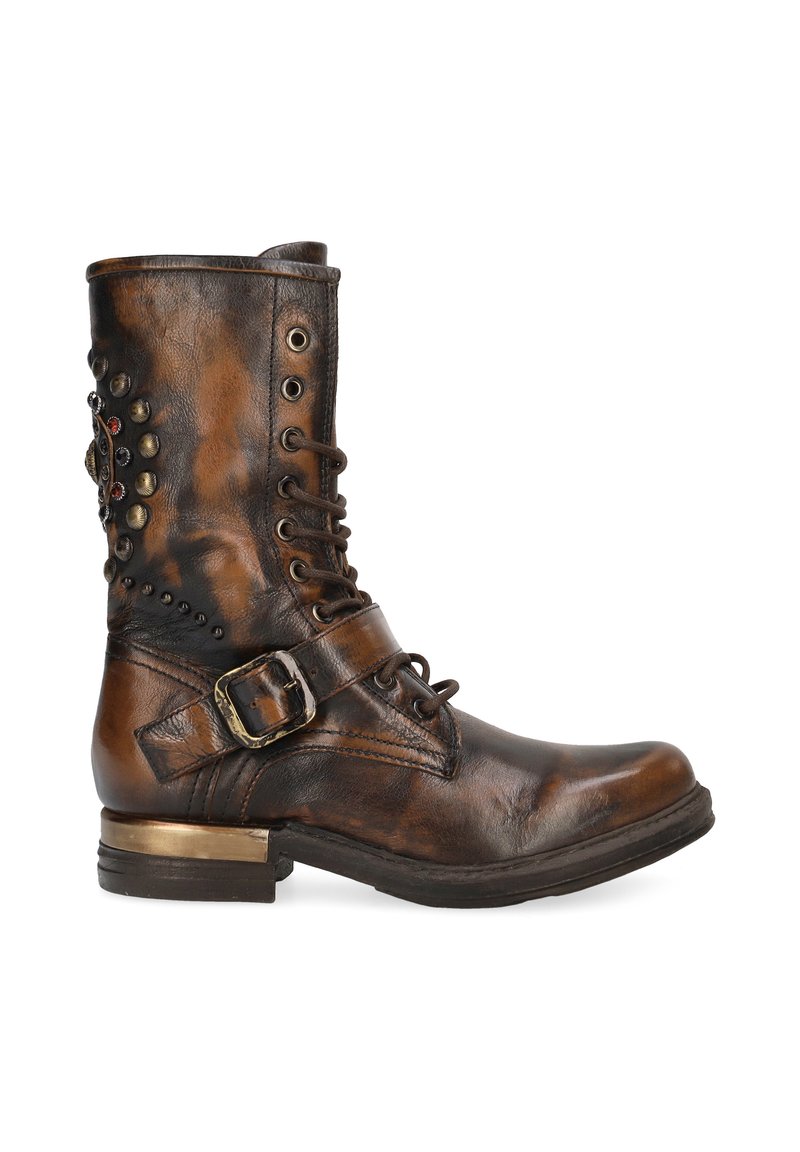 Braune Leder-Stiefelette mit strukturierter Oberfläche, Schnürung an der Vorderseite, seitlichem Riemen und dekorativen Metallnieten auf der Rückseite. Niedriger Absatz.