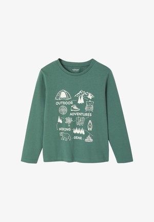 Grünes Baumwoll-T-Shirt mit langen Ärmeln und weißen, outdoor-inspirierten Grafiken, darunter Berge, ein Bär, ein Zelt und Wanderausrüstung. Rundhalsausschnitt.