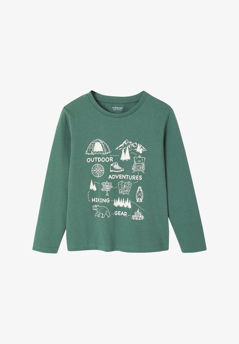 Grünes Baumwoll-T-Shirt mit langen Ärmeln und weißen, outdoor-inspirierten Grafiken, darunter Berge, ein Bär, ein Zelt und Wanderausrüstung. Rundhalsausschnitt.