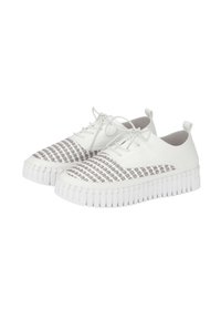 Zapatillas blancas con cordones, con un upper de tejido texturizado que presenta un patrón geométrico gris y una suela blanca gruesa y acanalada.