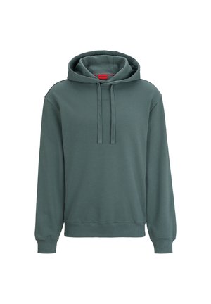 Dunkelgrüner Kapuzenpullover mit langen Ärmeln, Fronttasche, Kordeln und einem roten Etikett im Kragen.