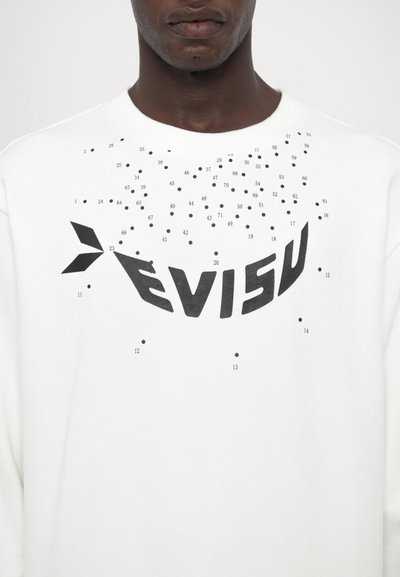 Hvid sweatshirt med et stort sort "EVISU" logo og spredte sorte prikker, med rund hals og blød tekstur.