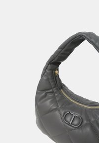 Borsa a tracolla in pelle grigia trapuntata con dettagli in zip dorata e manico arrotondato. Presenta un logo prominente sul davanti.