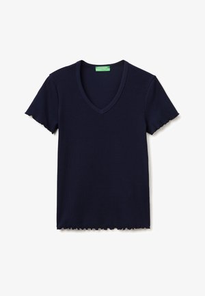 Granatowa, prążkowana koszulka z krótkim rękawem, dekoltem w serek i falistymi krawędziami na rękawach oraz u dołu, położona płasko na białym tle.