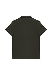 Ciemnozielona koszulka polo, krótki rękaw, klasyczny kołnierzyk, gładka struktura, bez widocznych wzorów ani logo, prosty dół, casualowy design.