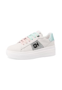 Sneakers bianchi in pelle con lacci rosa pastello e verde menta, accenti di glitter argento e una suola bianca spessa. Presentano un logo sul lato.