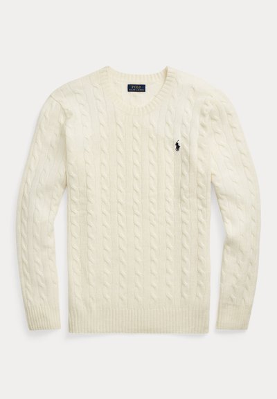 Flødefarvet kabelstrikket langærmet sweater med ribkant ved manchetter og kant, med en lille mørk broderet logo på venstre bryst.