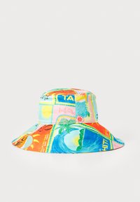 Pălărie de tip bucket colorată, cu un model vibrant, mixt, având motive tropicale, confecționată dintr-un material moale și cu o margine largă.