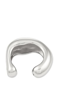 Glad, gepolijste zilveren oorcuff met een dikke, gebogen band en een open eind, ontworpen om om de buitenkant van het oor te wikkelen.