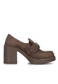 Scarpe platform in camoscio marrone con tacco spesso e scanalato, e una fascia decorativa con una fibbia in argento. Texture liscia e design a punta rotonda.