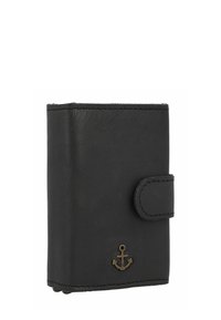 Portafoglio in pelle nera con finitura testurizzata, dotato di chiusura a pattina, bordo cucito e un piccolo emblema di ancoraggio in bronzo sulla parte frontale.