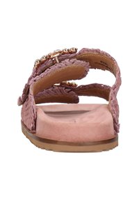 Rosa flätade sandaler med en strukturerad ovandel, dekorerade med roséguldsliknande metall och en mjuk, mockaliknande sula.
