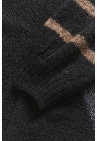 Maglione nero lavorato a maglia con una textura morbida, dotato di polsini a costine e righe orizzontali marroni nella zona delle spalle.