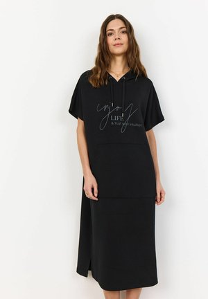 Černé šaty s kapucí a krátkými rukávy, vybavené přední kapsou a bílým potiskem, hladká textura a uvolněný střih.
