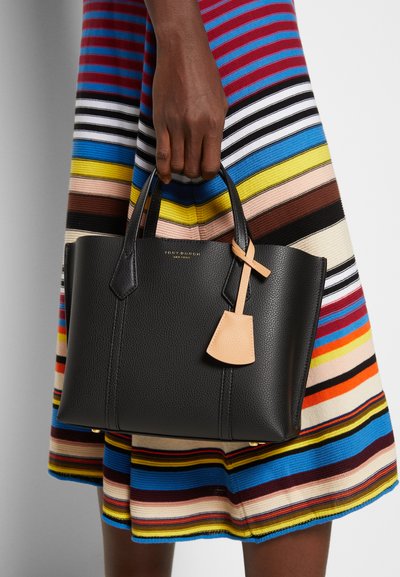 Tory Burch PERRY SMALL TRIPLE COMPARTMENT TOTE - Käekott - black