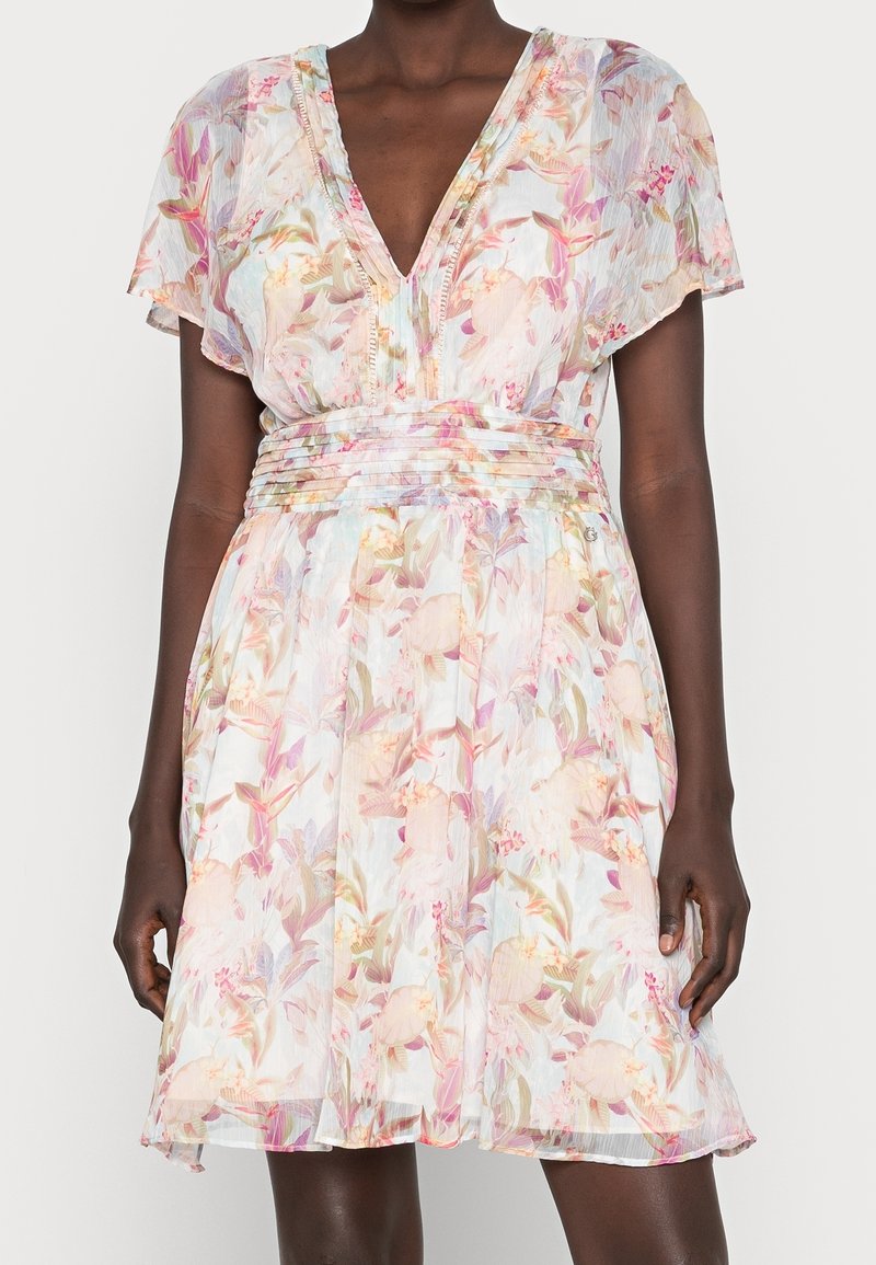 Blumenkleid mit V-Ausschnitt, flatternden Ärmeln und gerüschtem Taillenbund. Aus leichtem Stoff mit pastellfarbenen Blumenmustern gefertigt.