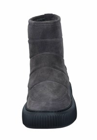 Graue Wildleder-Ankle-Boots mit runder Zehenform, gerippter schwarzer Sohle und glattem Obermaterial mit vertikalen Nahtdetails.