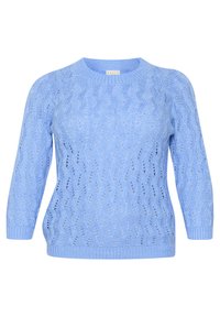 Hellblaues Strickpullover mit einem strukturierten Wellenmuster, rundem Ausschnitt und gerippten Bündchen und Saum. Mittellange Ärmel.