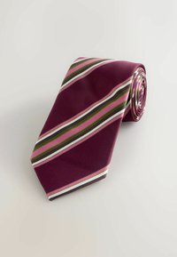 Cravate rouge foncé roulée avec des rayures diagonales en vert olive, rose, blanc et marron sur un fond clair.