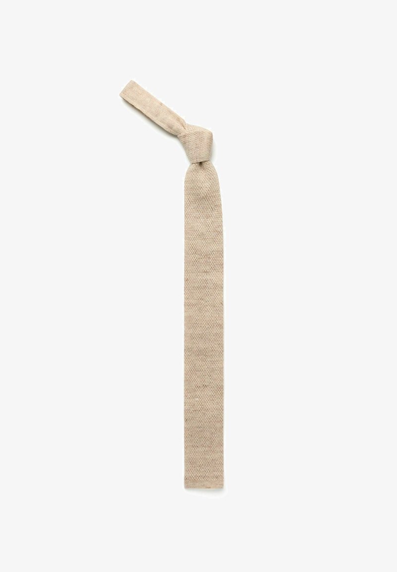 Cravate fine beige en tricot avec un nœud simple sur fond blanc, montrant un tissu à texture douce.