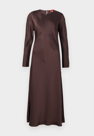 Langes braunes Kleid aus glattem Stoff, mit Rundhalsausschnitt und langen Ärmeln, seitlichen Schlitzen und einem Reißverschluss auf der Rückseite.