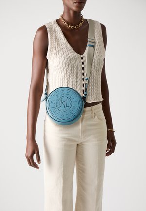 CIRCLE ROUND PERFORATED - Bandolera - turquoise